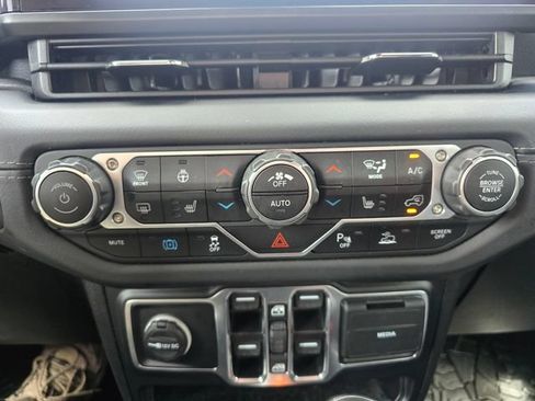 Used 2024 Jeep Wrangler Unlimited Sahara w/ Technology Group AWD/4WD image 25