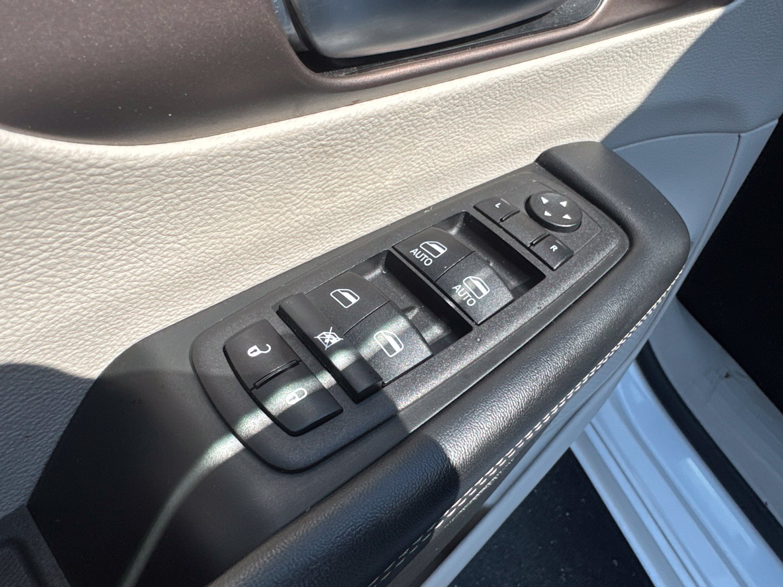Used 2023 Chrysler Voyager LX FWD image 17