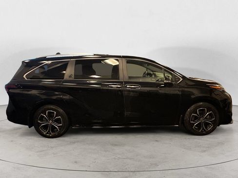 Used 2025 Toyota Sienna Platinum AWD/4WD image 6