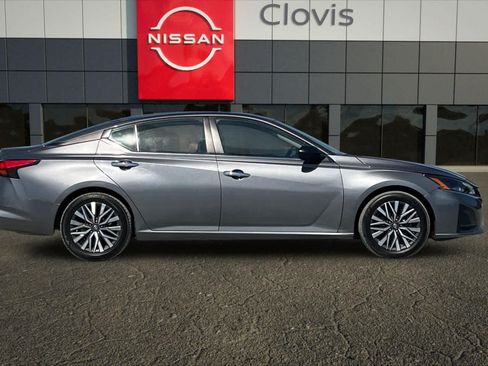 Used 2024 Nissan Altima 2.5 SV FWD image 9