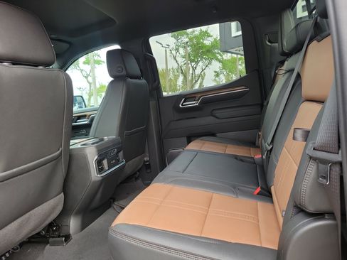 Used 2023 Chevrolet Silverado 1500 High Country w/ Technology Package image 13