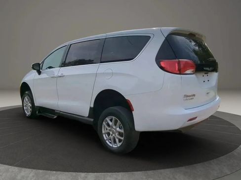 Used 2023 Chrysler Voyager LX FWD image 3