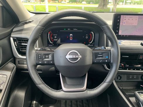 Used 2025 Nissan Rogue SL FWD image 13