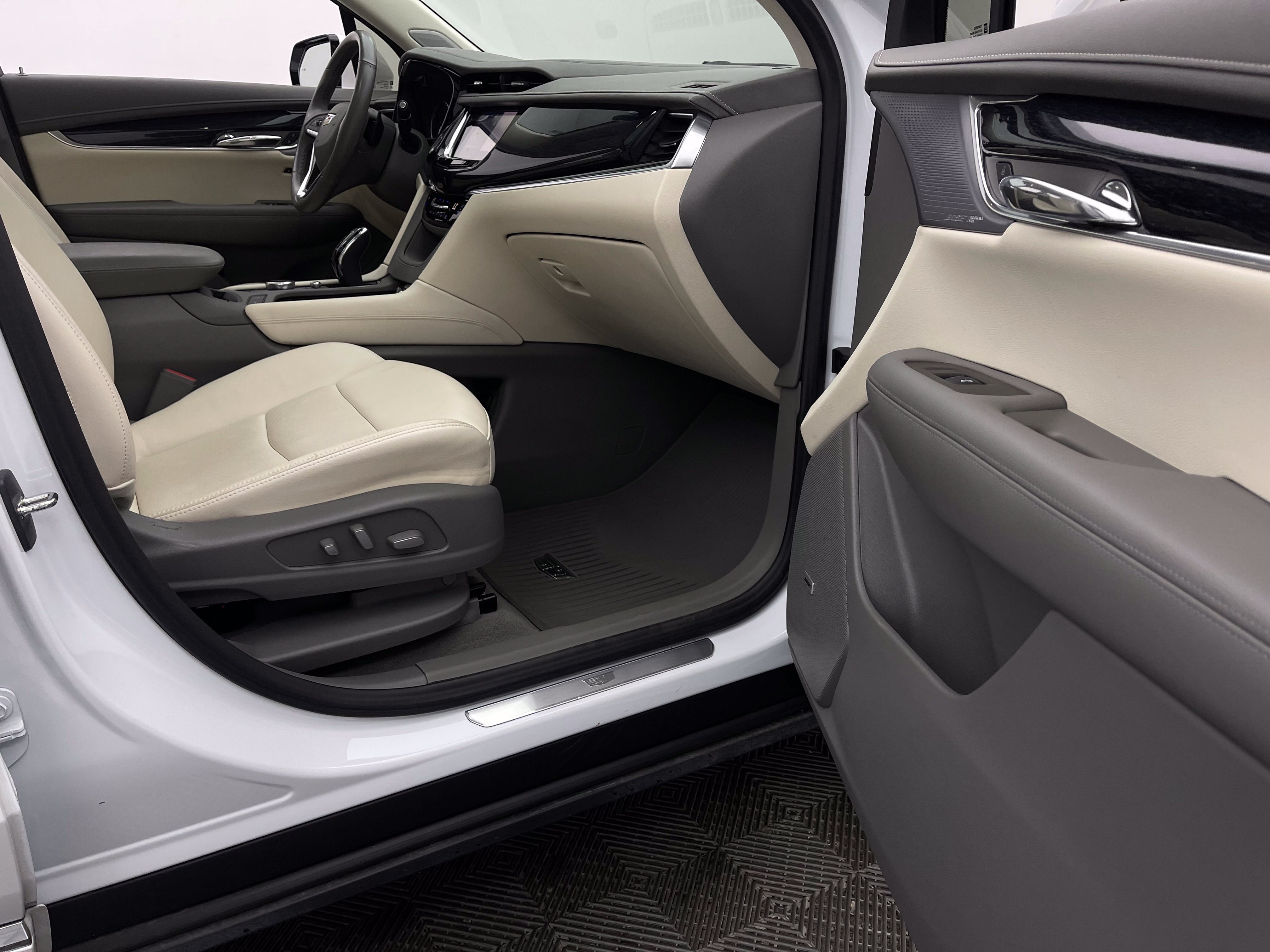 Used 2024 Cadillac XT6 Premium Luxury FWD image 37