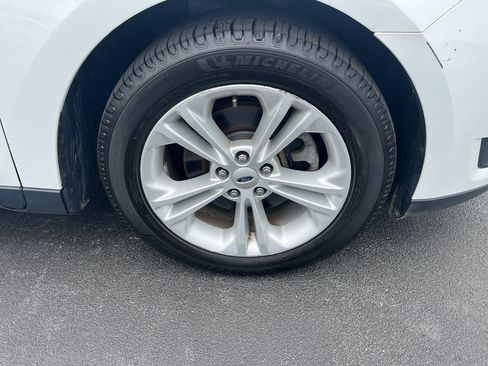 Used 2019 Ford Taurus SE FWD image 12