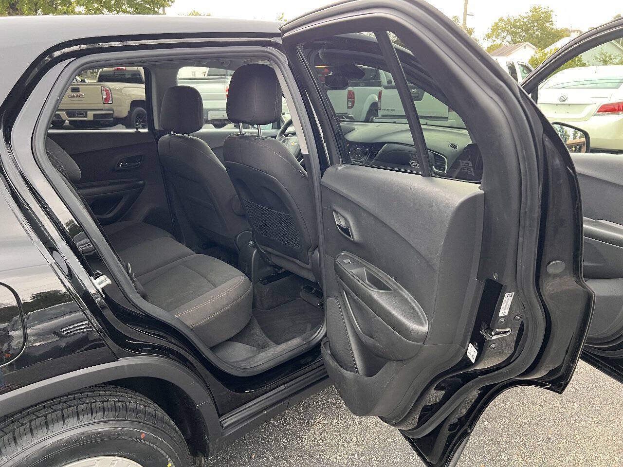 Used 2021 Chevrolet Trax LS w/ Tint and Cruise Package AWD/4WD image 28