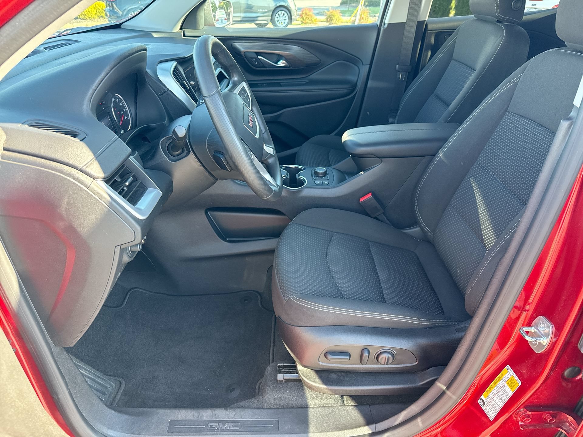 Used 2024 GMC Terrain SLE w/ Driver Convenience Package FWD image 21