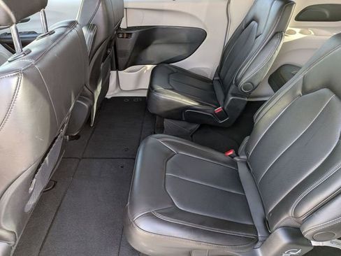 Used 2024 Chrysler Pacifica Touring-L image 22
