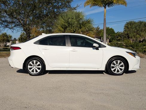 Used 2025 Toyota Corolla LE image 3