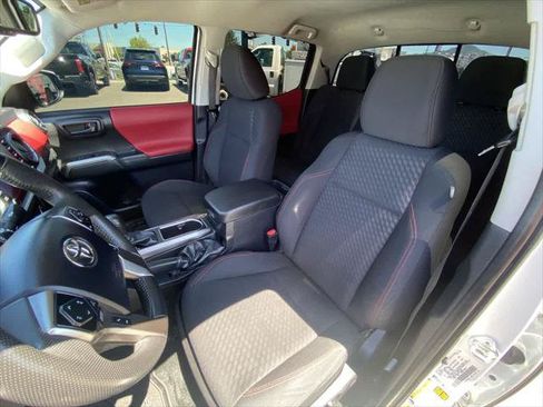 Certified 2022 Toyota Tacoma SR5 AWD/4WD image 11