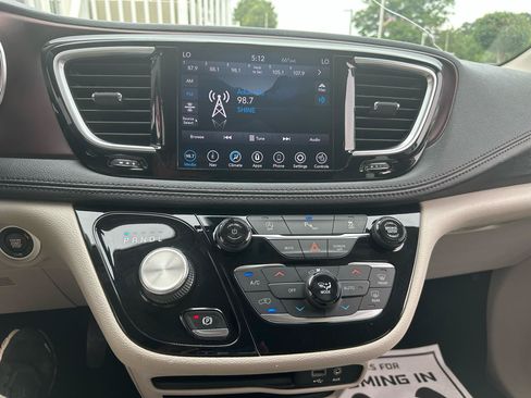 Used 2020 Chrysler Pacifica Limited FWD image 13