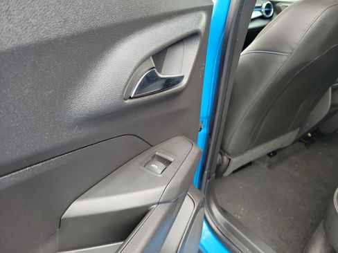 Used 2025 Chevrolet Trax LT FWD image 13