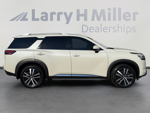 Used 2024 Nissan Pathfinder Platinum FWD image 6