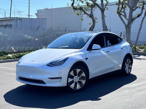 Used 2022 Tesla Model Y Long Range image 3