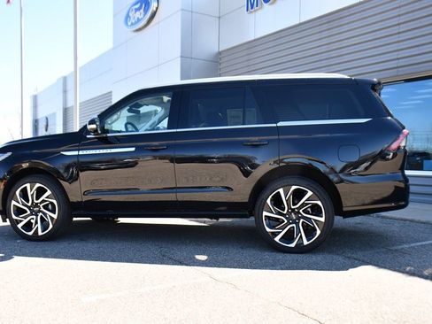 New 2026 Lincoln Navigator Reserve AWD/4WD image 3