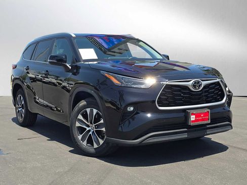 Used 2023 Toyota Highlander XLE FWD image 1