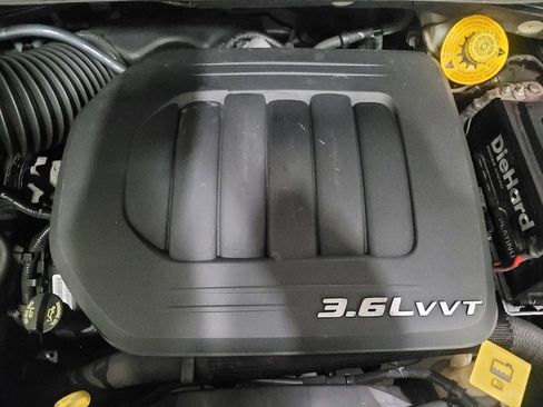 Used 2015 Chrysler Town & Country Touring image 30