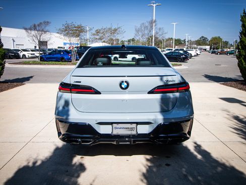Used 2026 BMW 760i xDrive w/ Executive Package AWD/4WD image 9