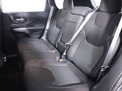 Used 2019 Jeep Cherokee Latitude w/ Cold Weather Group AWD/4WD image 33