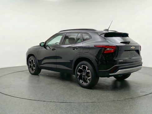 Used 2025 Chevrolet Trax LT FWD image 6