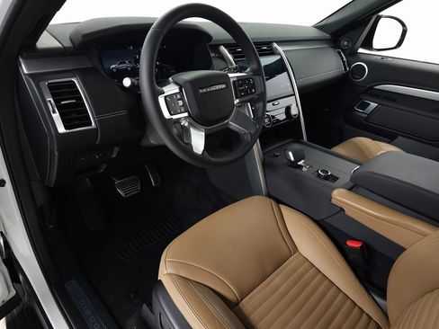 Used 2025 Land Rover Discovery Dynamic SE image 19