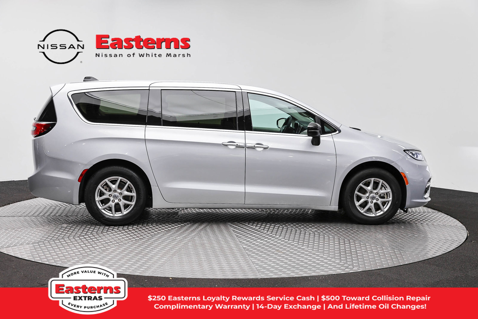 Used 2024 Chrysler Pacifica Touring-L FWD image 4