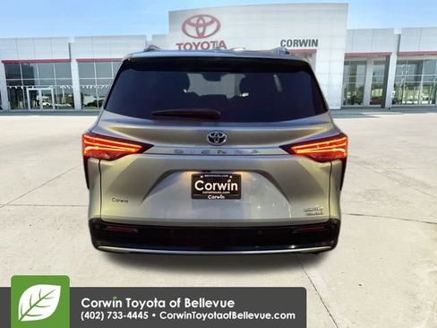 Used 2024 Toyota Sienna Limited image 4