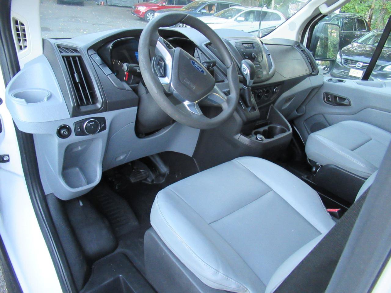 Used 2018 Ford Transit 250 130 Low Roof RWD image 9