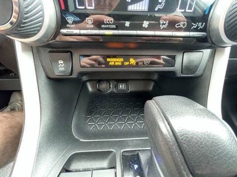 Used 2019 Toyota RAV4 XLE FWD image 36