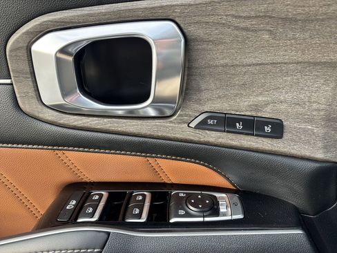 Used 2023 Kia Sorento SX Prestige image 12