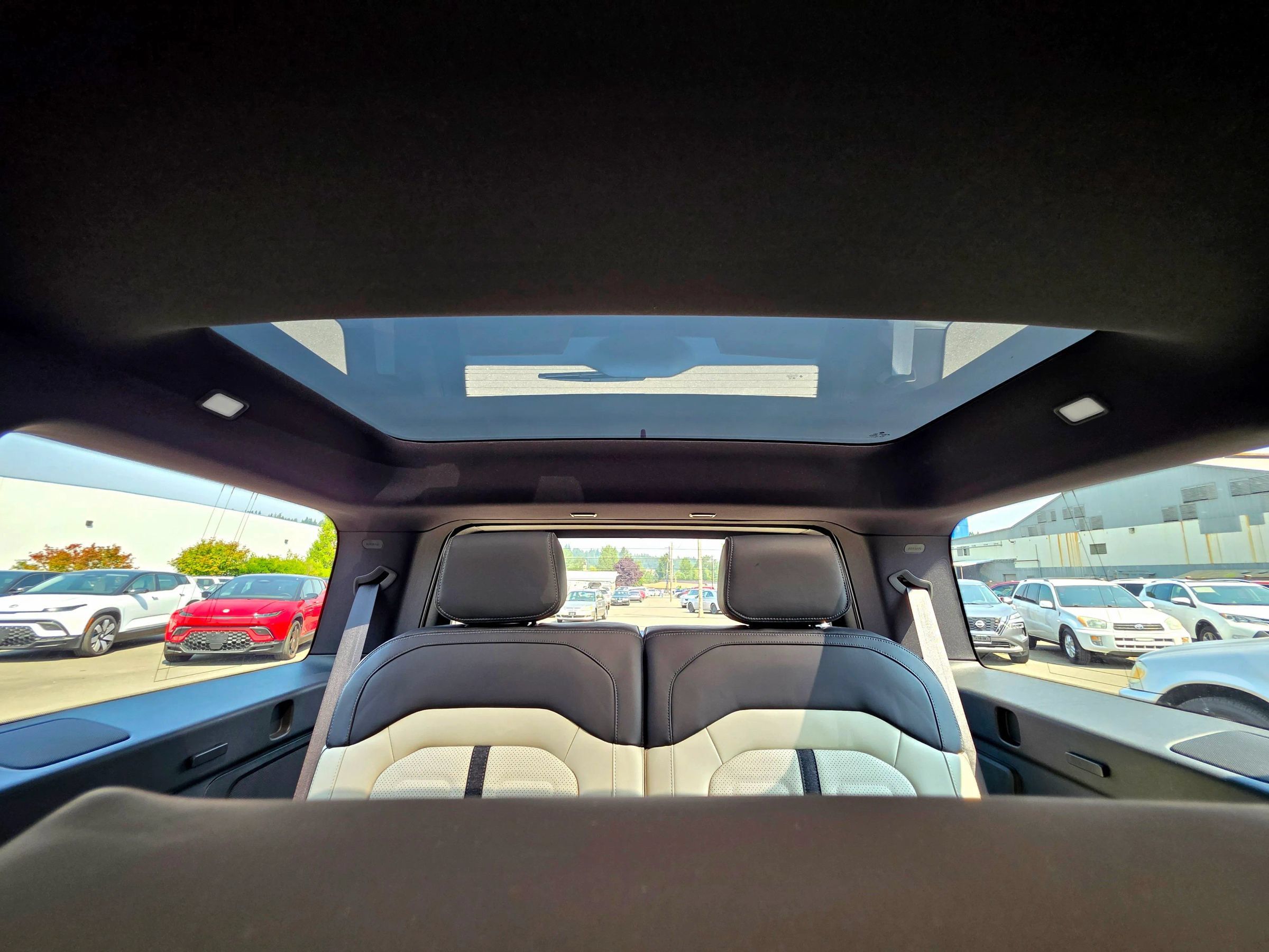 Used 2025 Rivian R1S Premium Dual AWD/4WD image 55