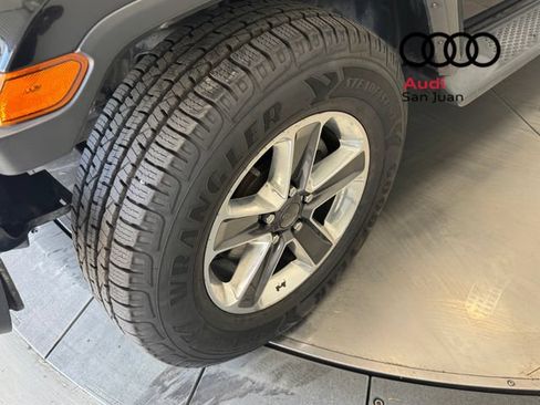 Used 2019 Jeep Wrangler Unlimited Sahara AWD/4WD image 5