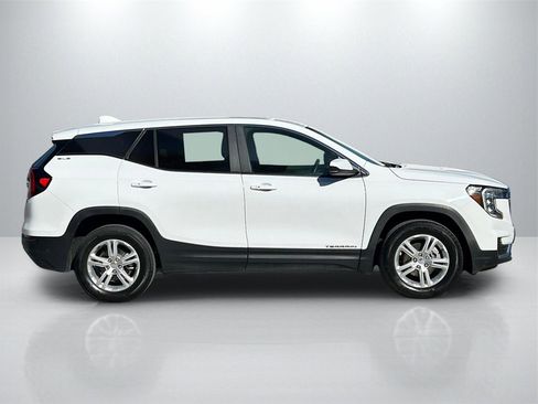 Used 2024 GMC Terrain SLE image 4