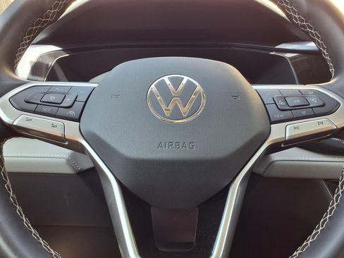 Used 2024 Volkswagen Taos SE AWD/4WD image 16