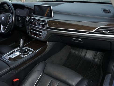 Used 2021 BMW 740i xDrive w/ Premium Package image 11