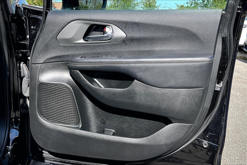 Used 2025 Chrysler Pacifica Select FWD image 23