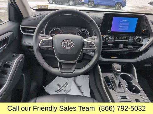Used 2023 Toyota Highlander XLE image 16
