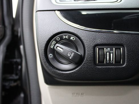 Used 2016 Dodge Grand Caravan SXT FWD image 18