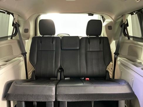 Used 2015 Chrysler Town & Country Touring w/ Driver Convenience Group FWD image 21