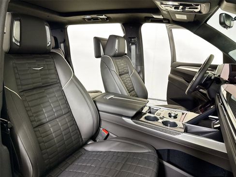 Used 2025 Cadillac Escalade ESV V w/ LPO, ONYX Package image 39