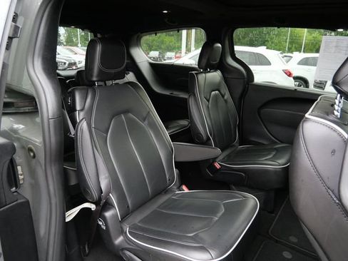 Used 2025 Chrysler Pacifica Limited FWD image 9