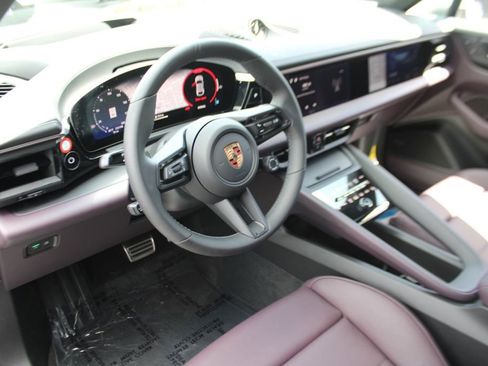 Certified 2025 Porsche Macan Electric image 4