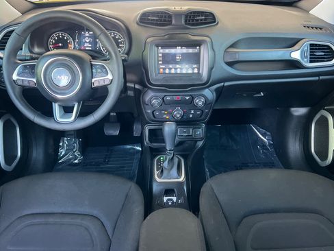 Used 2018 Jeep Renegade Latitude FWD image 3