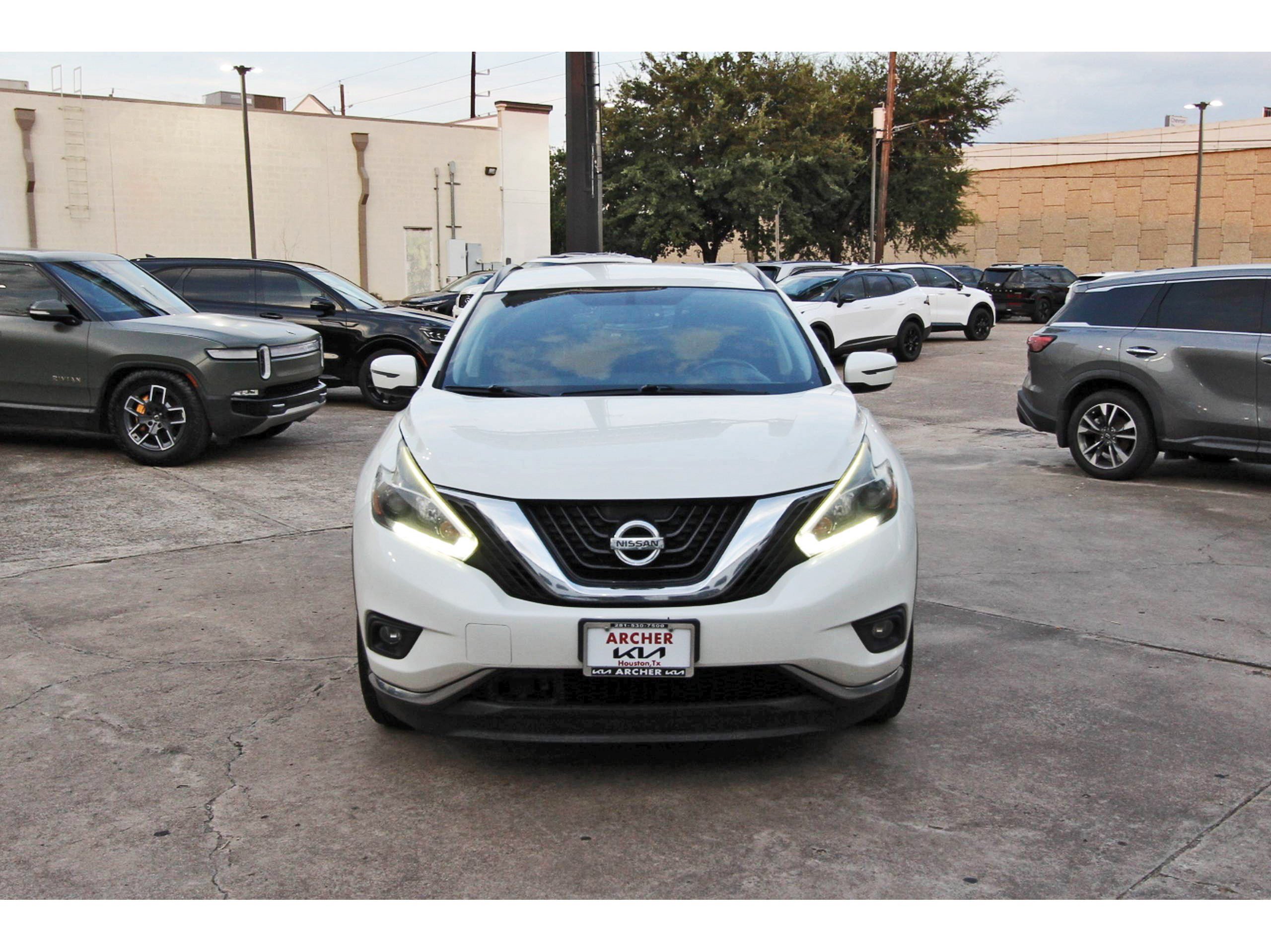 Used 2018 Nissan Murano SV FWD image 2