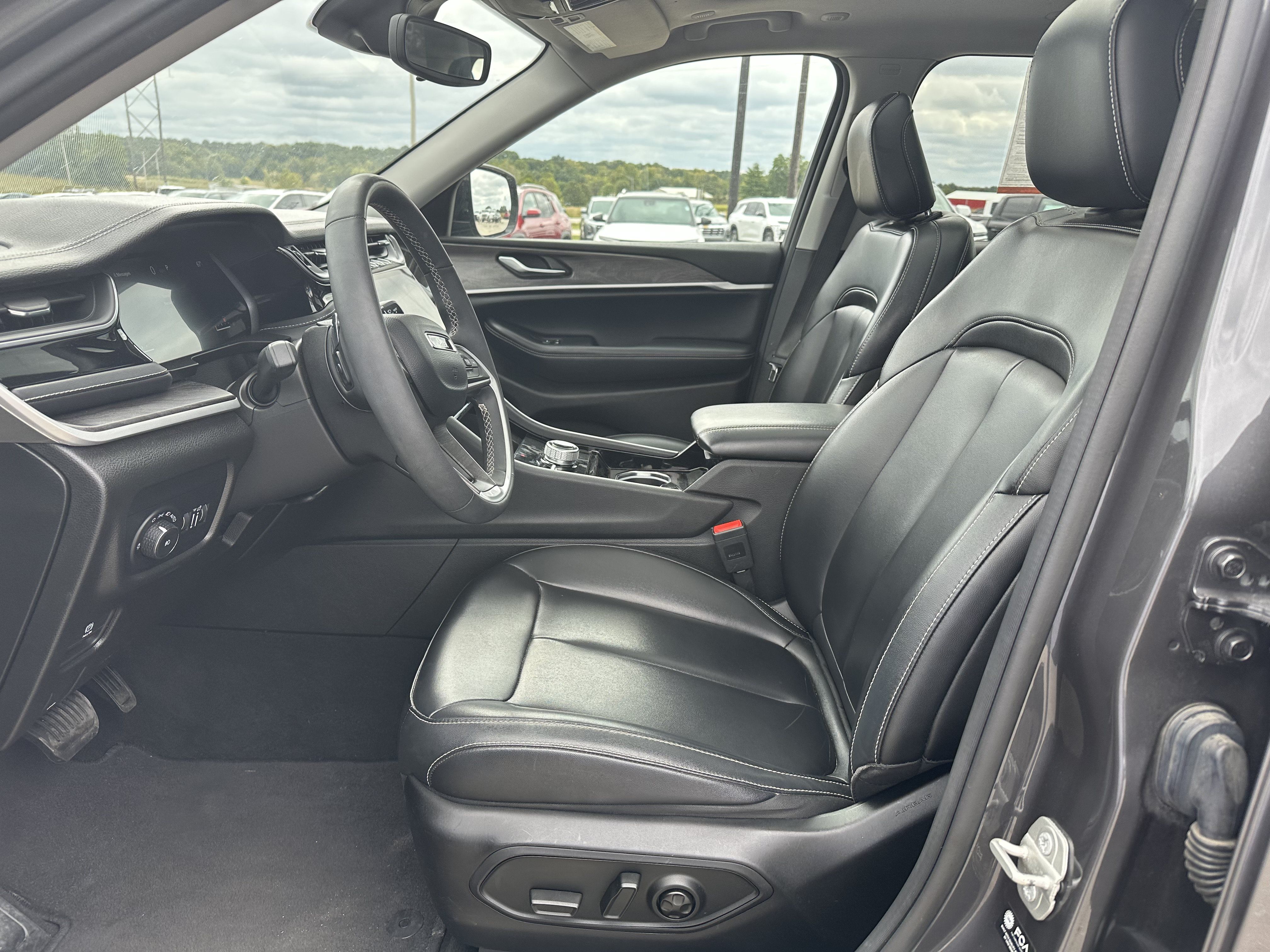 Used 2023 Jeep Grand Cherokee L Limited AWD/4WD image 9