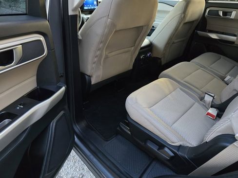Used 2022 Ford Explorer XLT image 27