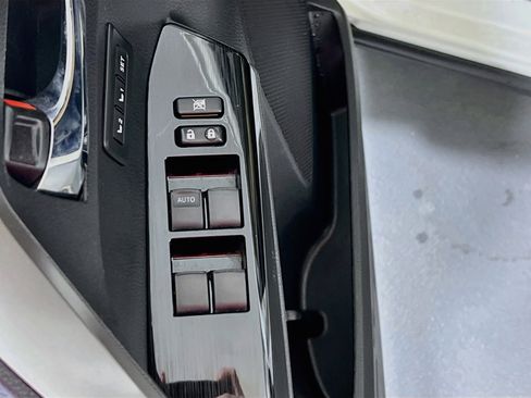 Used 2016 Toyota RAV4 Limited image 18