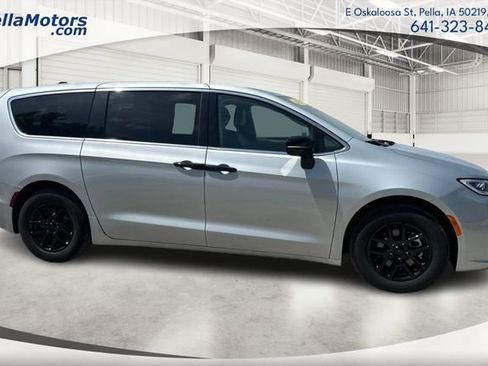 Used 2024 Chrysler Pacifica Touring-L FWD image 2