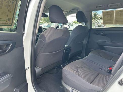 Used 2023 Toyota Highlander L image 34