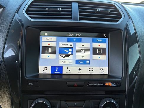 Used 2017 Ford Explorer XLT image 26